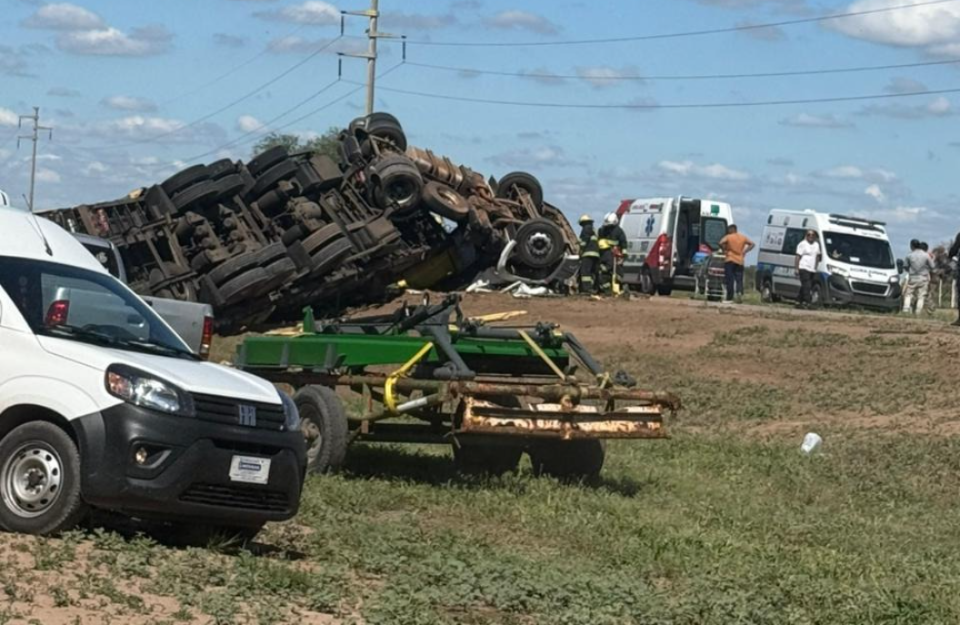 Violento vuelco de un camión con carga de rollos de papel higiénico: el chofer quedó atrapado