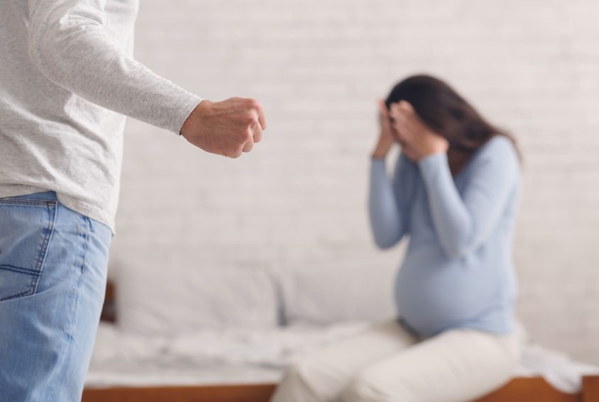 Aberrante: le pegó una trompada en el pecho y la ató a la cama a su mujer embarazada