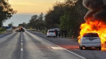Un impresionante incendio causó pánico en la Ruta 34: el conductor de un auto se salvó de milagro