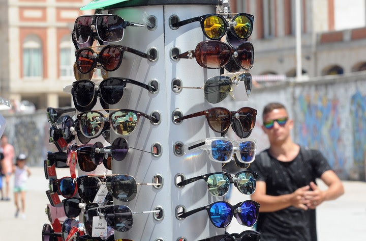 Los riesgos de usar anteojos de sol comprados en la calle durante el verano