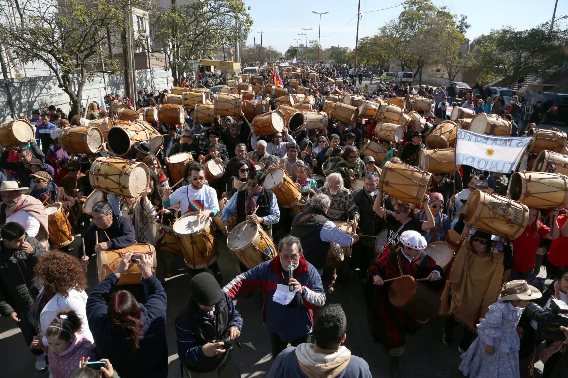 La guía para vivir la Marcha de los Bombos: vigilia, artistas, columnas y recorridos