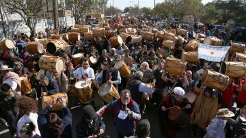 La guía para vivir la Marcha de los Bombos: vigilia, artistas, columnas y recorridos