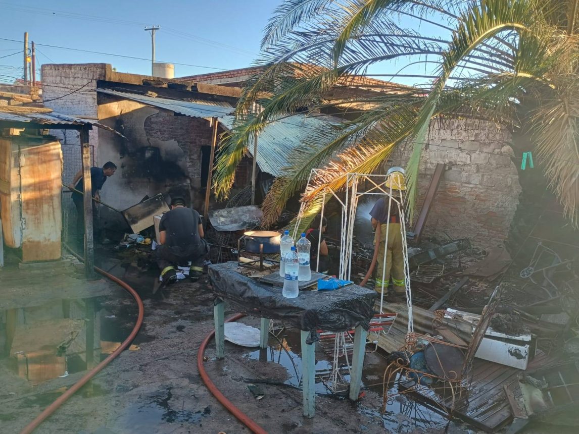 Dos incendios simultáneos movilizaron a los vecinos de Barrio Francisco de Aguirre