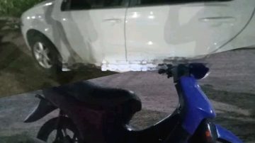 Insólito: chocó contra un auto estacionado y descubrió que su moto era robada