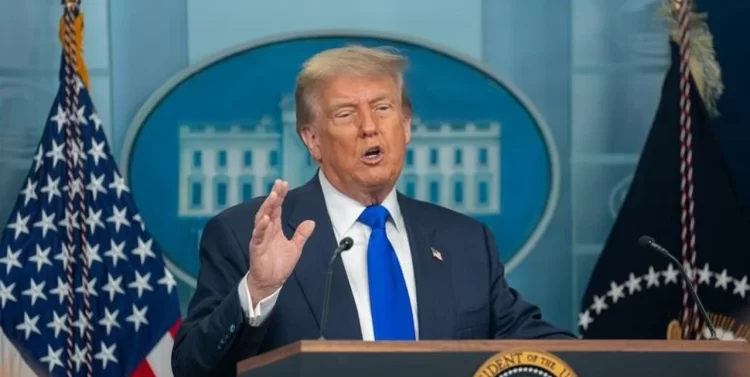 Trump amenaza con cobrar aranceles a países que vendan petróleo a Cuba