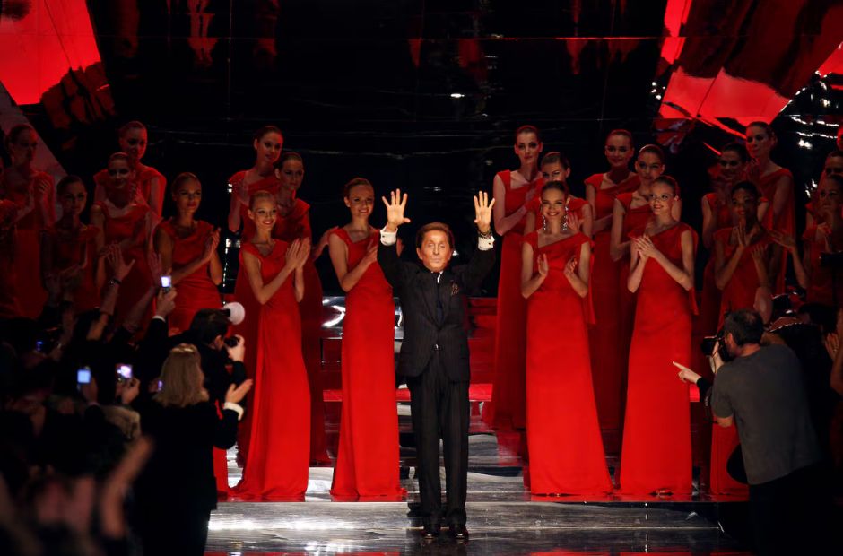 Adiós a una leyenda: murió Valentino, el diseñador que definió la elegancia y creó un color propio