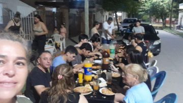 El “guiso del 1°”: la tradición de los hermanos Toloza que une a todo un barrio en La Banda