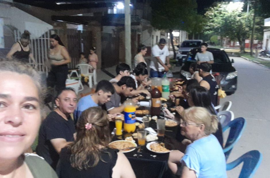 El “guiso del 1°”: la tradición de los hermanos Toloza que une a todo un barrio en La Banda