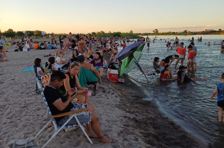 Tradición y alivio; como todos los años cientos de santiagueños recibieron el 2026 en el río Dulce