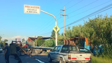 Camión impactó contra un tractor y terminó incrustado en una vivienda