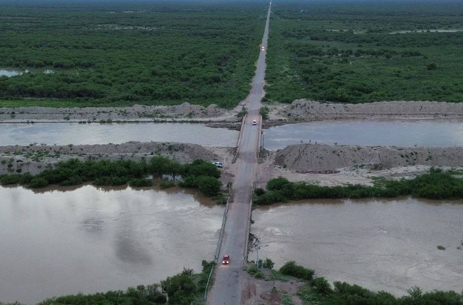 Crecidas y anegamientos en distintos puntos de la provincia por la crecida del río y las intensas lluvias