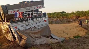 Impactante vuelco de un acoplado cargado con maíz en la Ruta Provincial N° 21