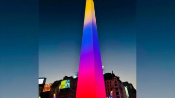 El Obelisco se iluminó con los colores de Venezuela en un gesto de apoyo y miles se congregaron en la zona