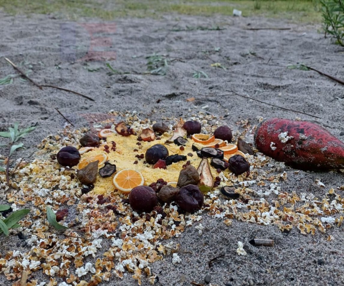 El rincón de las ofrendas: apareció un “trabajo” umbanda a la vera del río Dulce