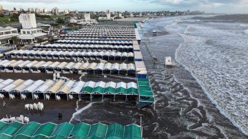 El mar avanzó sobre la costa y causó destrozos en balnearios