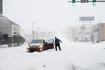 Estados Unidos bajo el hielo: casi 10.000 vuelos cancelados por historica tormenta invernal