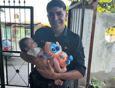 Rápido accionar de un joven policía permitió salvar la vida de un bebé de dos meses que se broncoaspiró