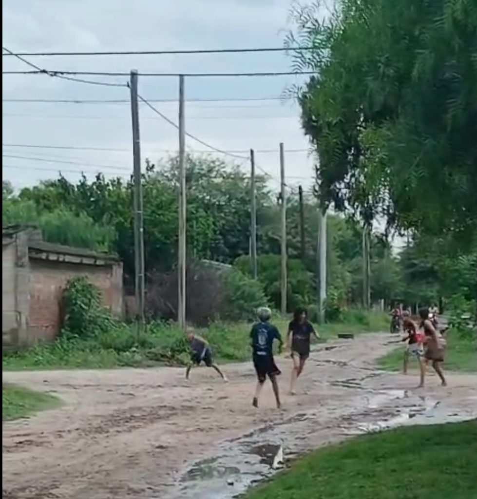Despúes de la lluvia, guerra de barro en el General Paz