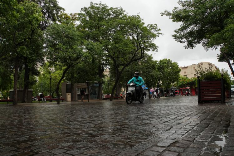 El tiempo en Santiago: lloviznas, viento sur y chances de lluvia durante este domingo