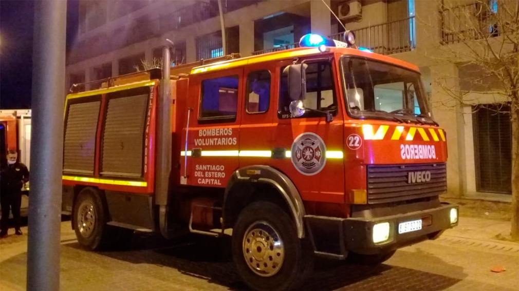 Susto en el barrio Juramento: un vecino advirtió humo en un edificio y evitó una tragedia mayor