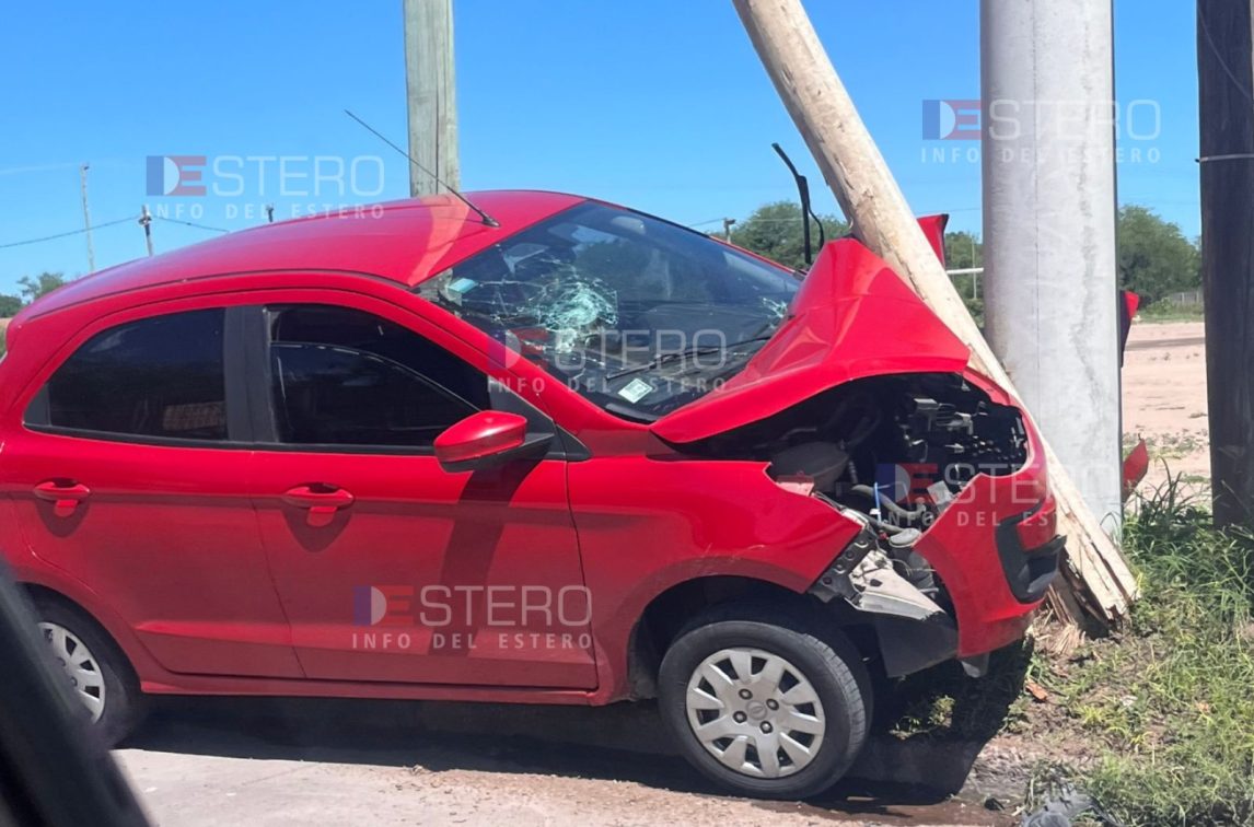 Conductor perdió el control de su auto y se estrelló contra un poste