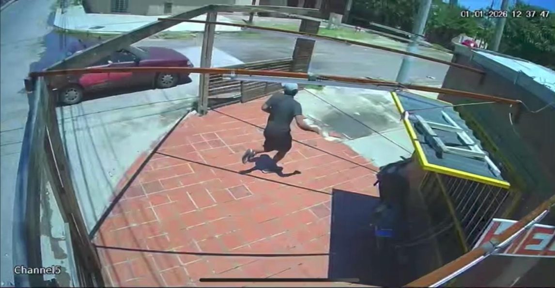 Así fue el momento en que el dueño de “LM” intentó interceptar a uno de los asaltantes del kiosco