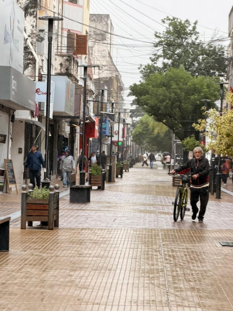 Otro día gris en la “Madre de Ciudades”: Se espera una jornada fría y con vientos del Sur