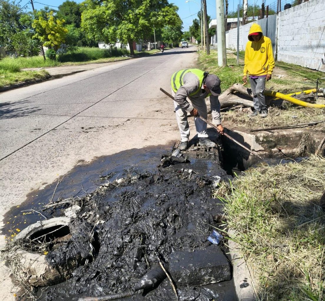 Refuerzan tareas de mantenimiento del sistema de desagües pluviales en La Banda