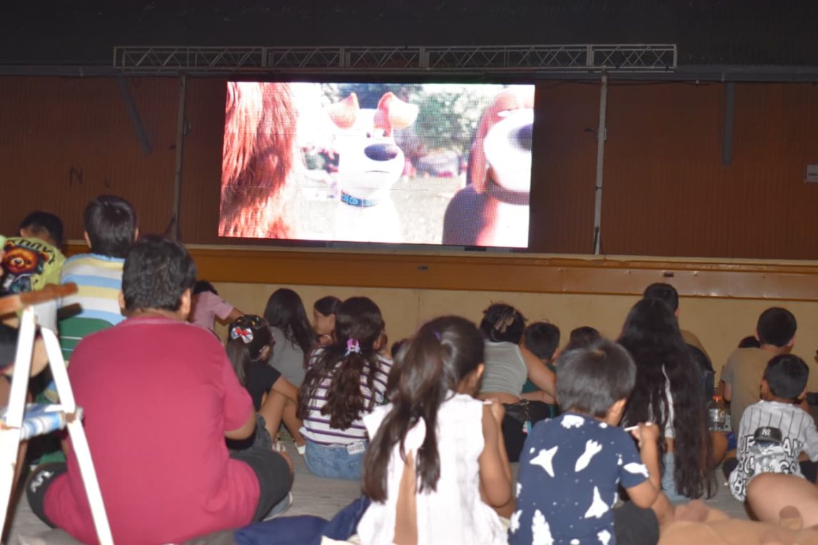 Los chicos coparon paseo “Capital del Agro” para disfrutar del cine móvil