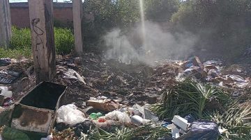 Vivir con miedo y humo: el calvario de una familia del barrio 8 de Abril por una obra clausurada y un baldío abandonado