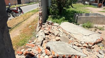 Pudo ser una tragedia: un colectivo perdió el control y terminó incrustado en una vivienda