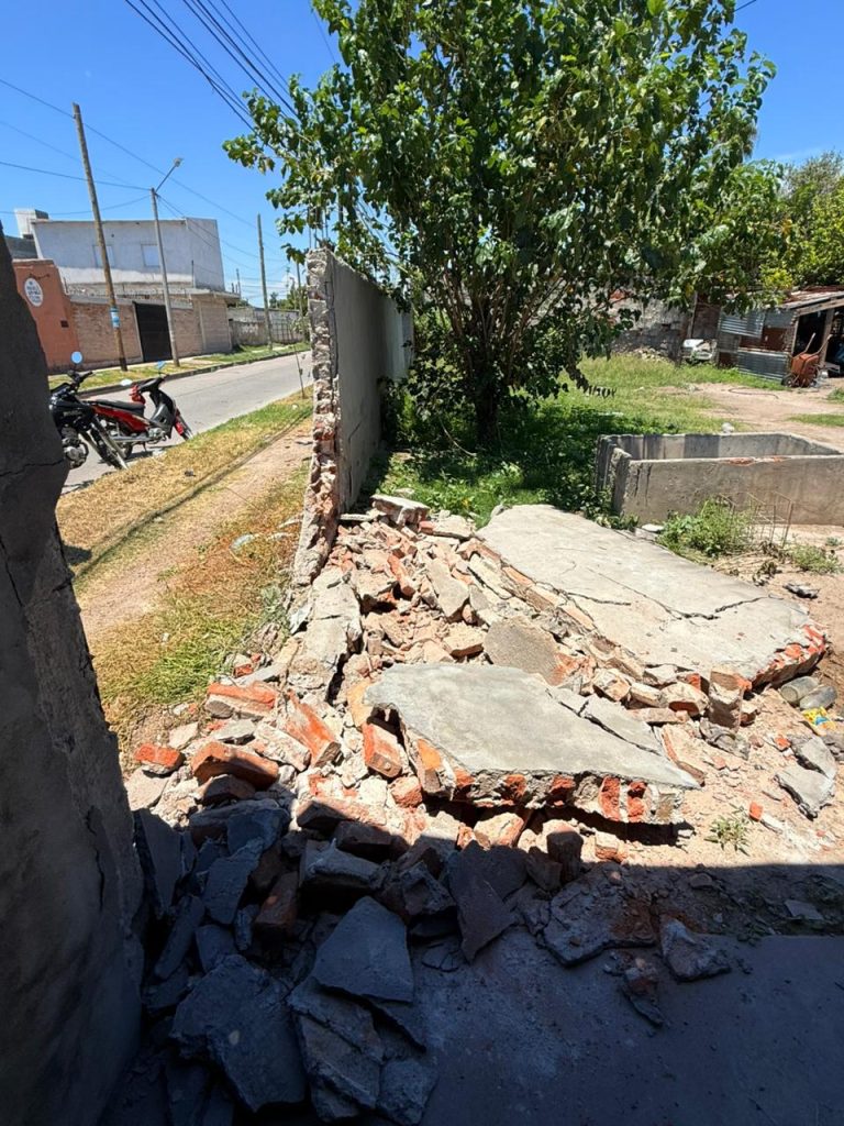 Pudo ser una tragedia: un colectivo perdió el control y terminó incrustado en una vivienda