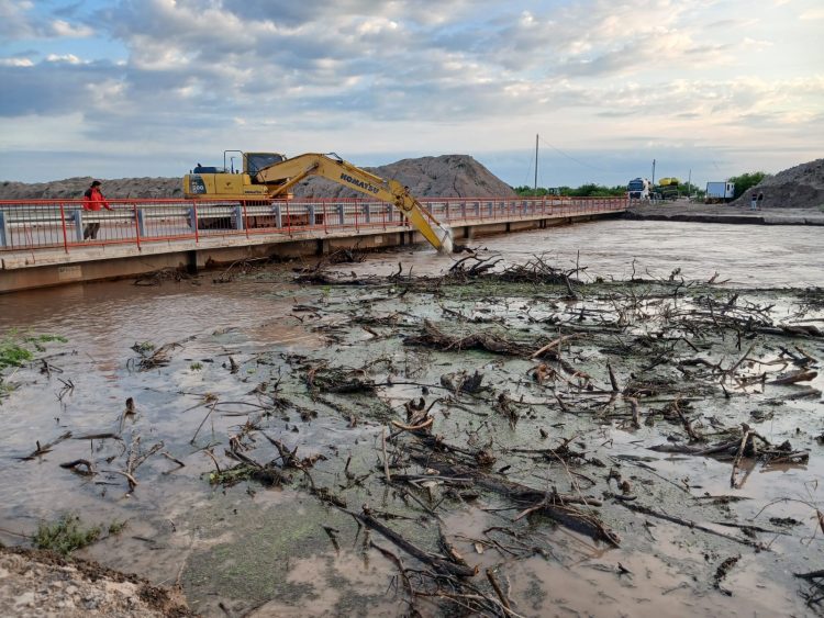 El Gobierno refuerza tareas preventivas ante la crecida del río Dulce en toda la provincia