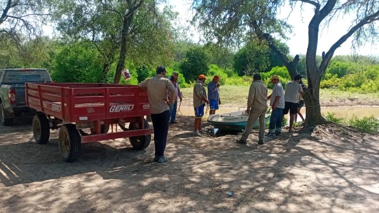 Asisten a familias aisladas por el desborde del río Dulce en el Departamento Avellaneda