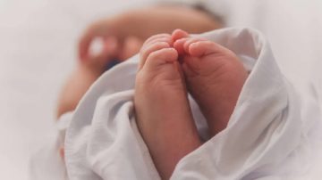 Conmoción: le dijeron que su bebé había muerto y cuando revisó el ataúd estaba vacío