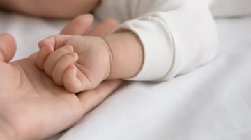 Un hombre fue a trabajar con su hijo, se lo olvidó y fue rescatado por otros empleados
