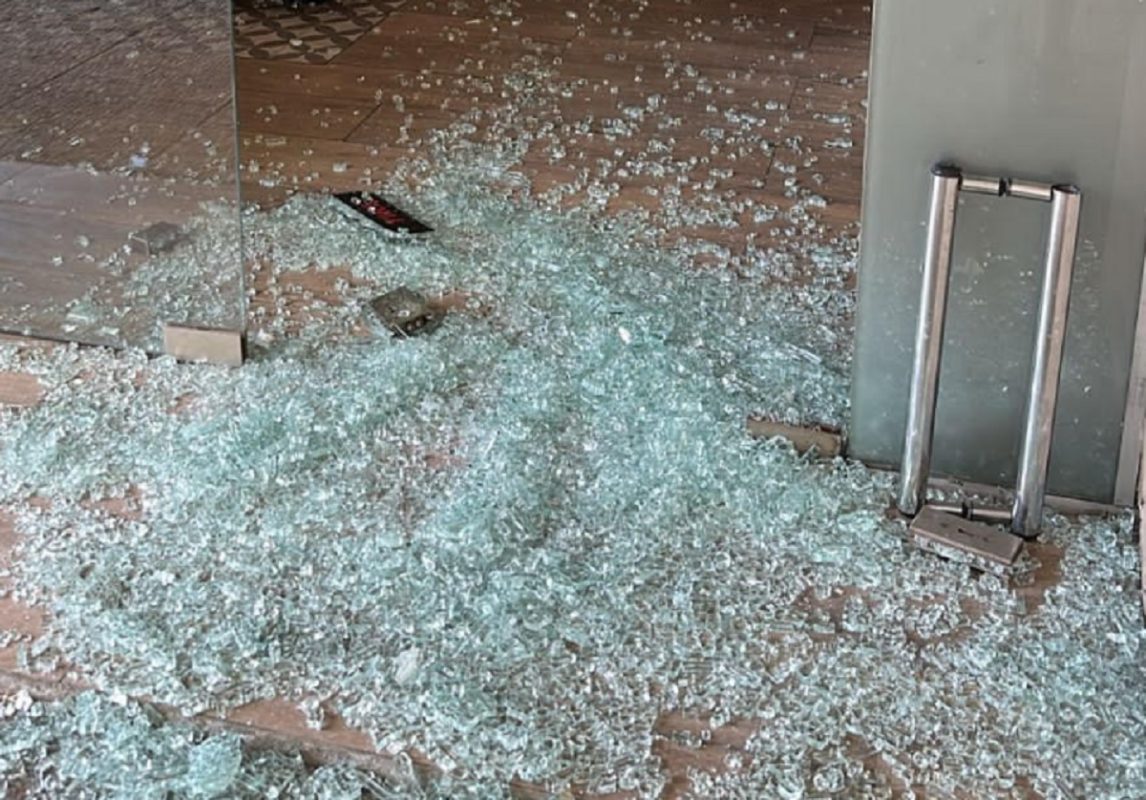 Una menor destruyó la puerta de una cafetería a pedradas: estaba bajo los efectos de las drogas