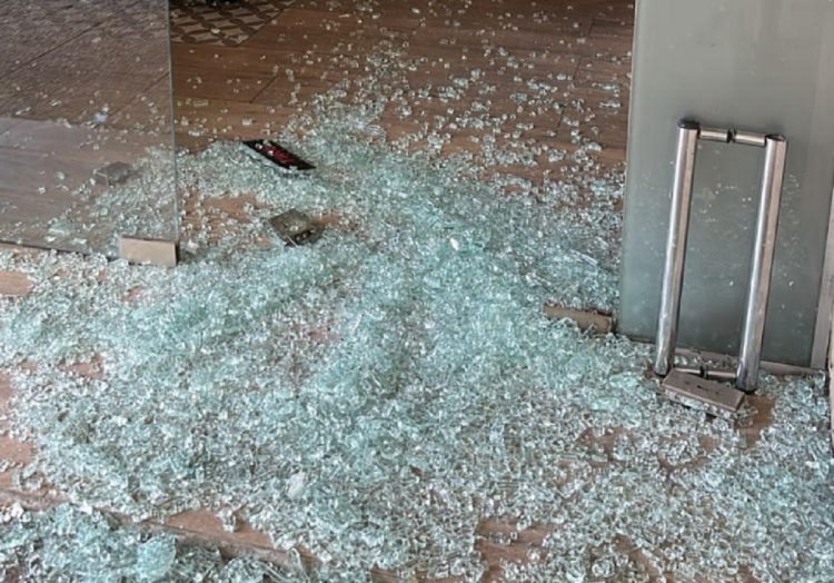 Una menor destruyó la puerta de una cafetería a pedradas: estaba bajo los efectos de las drogas