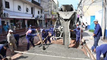 Avanza la reconstrucción del pavimento de calle Pellegrini en el casco céntrico
