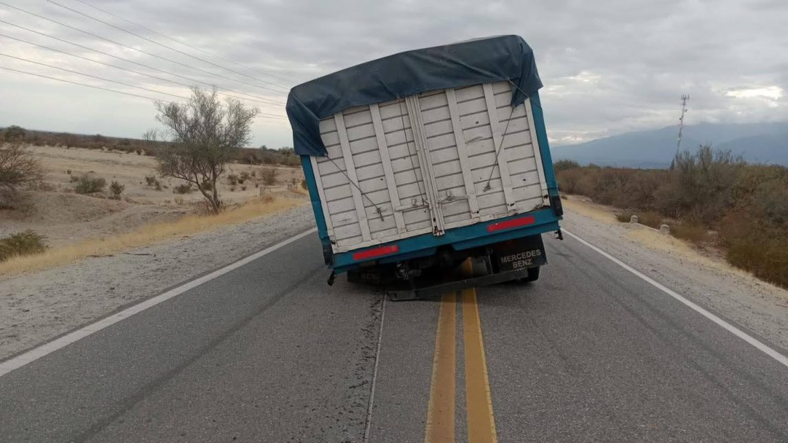 Tintina: se desprendió la rueda de un camión y el neumático impactó contra un motociclista