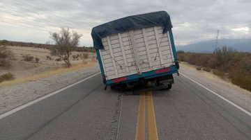 Tintina: se desprendió la rueda de un camión y el neumático impactó contra un motociclista
