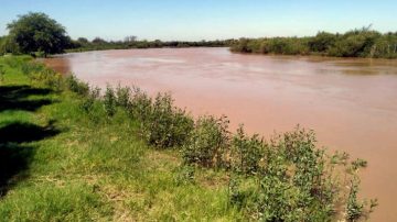 Drama en el río Utis: buscan intensamente a un pescador que fue arrastrado por la corriente