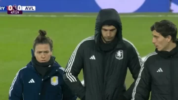 Preocupación por el Dibu Martínez: salió en el entretiempo ante Crystal Palace