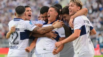 Con gol olímpico incluido, Gimnasia (LP) se impuso por 2 a 1 ante Racing en el debut
