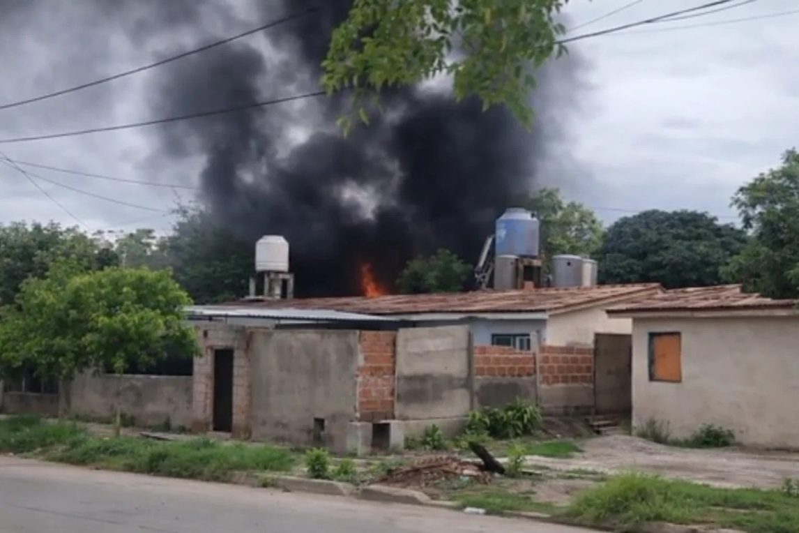 Susto en zona sur: bomberos controlaron un voraz incendio en una maderera del barrio Campo Contreras