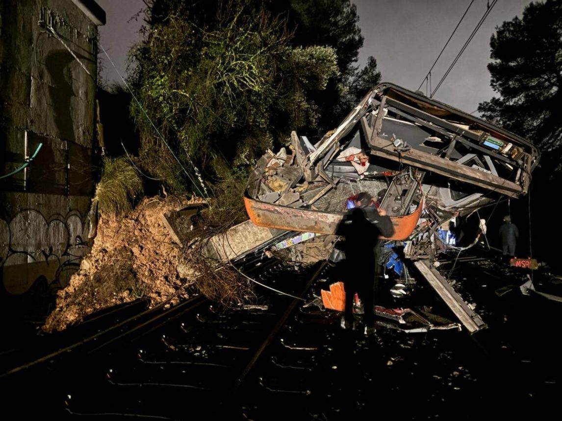 Otro accidente de tren en España: murió el maquinista y hay 20 heridos