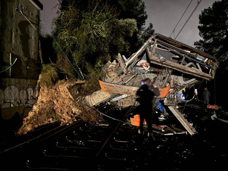 Otro accidente de tren en España: murió el maquinista y hay 20 heridos