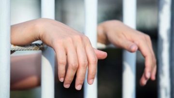 Lo arrestaron por violento y le mordió el hombro a un agente policial