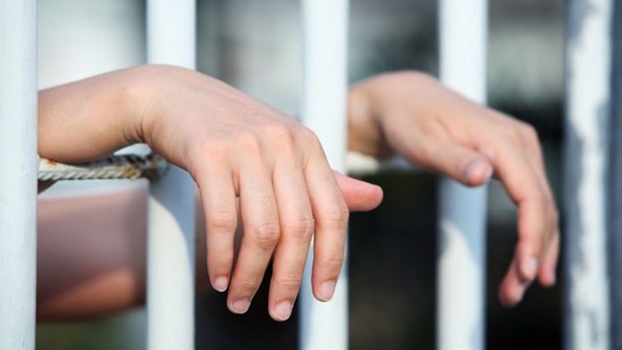Lo arrestaron por violento y le mordió el hombro a un agente policial