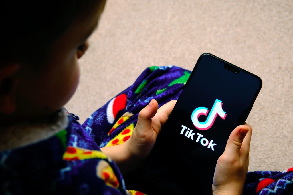 Francia aprobó un proyecto de ley que prohíbe el acceso a las redes sociales a menores de 15 años